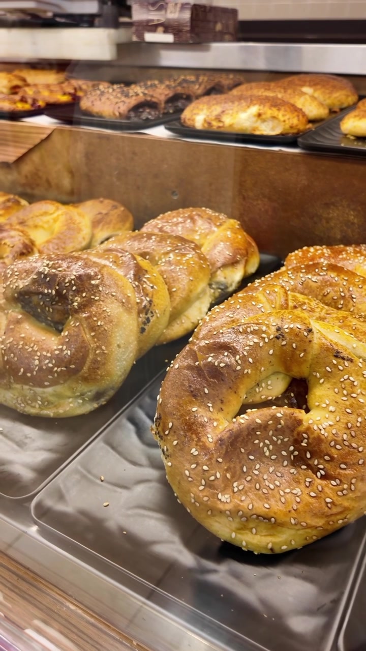 Close-up of Freshly Baked Sesame Seed Simit and Pastries in a Bakery Display