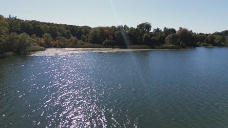 Imágenes-Dinámicas-De-Drones-Aéreos-De-Un-Lago-Y