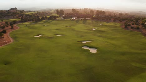 Tiro-De-Drone-De-Un-Campo-De-Golf-Sin-Gente