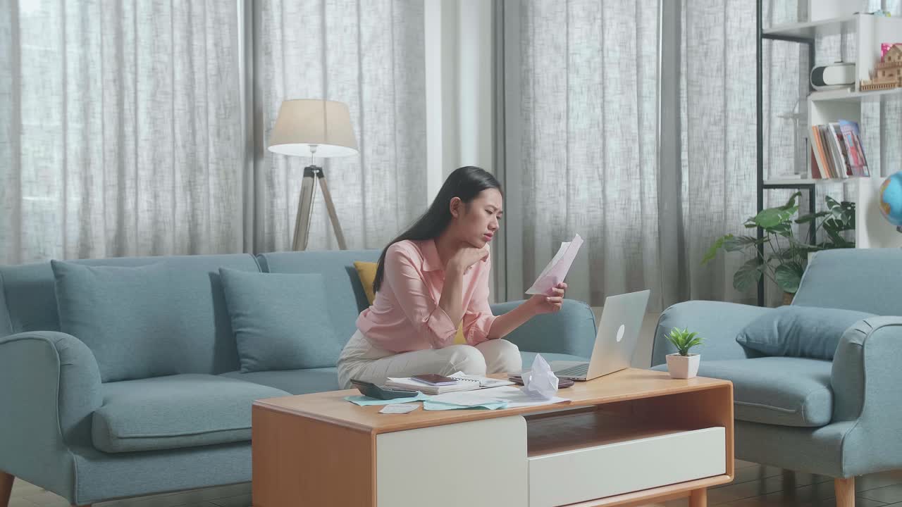 집에서 일하는 여성, 청구서를 처리하는