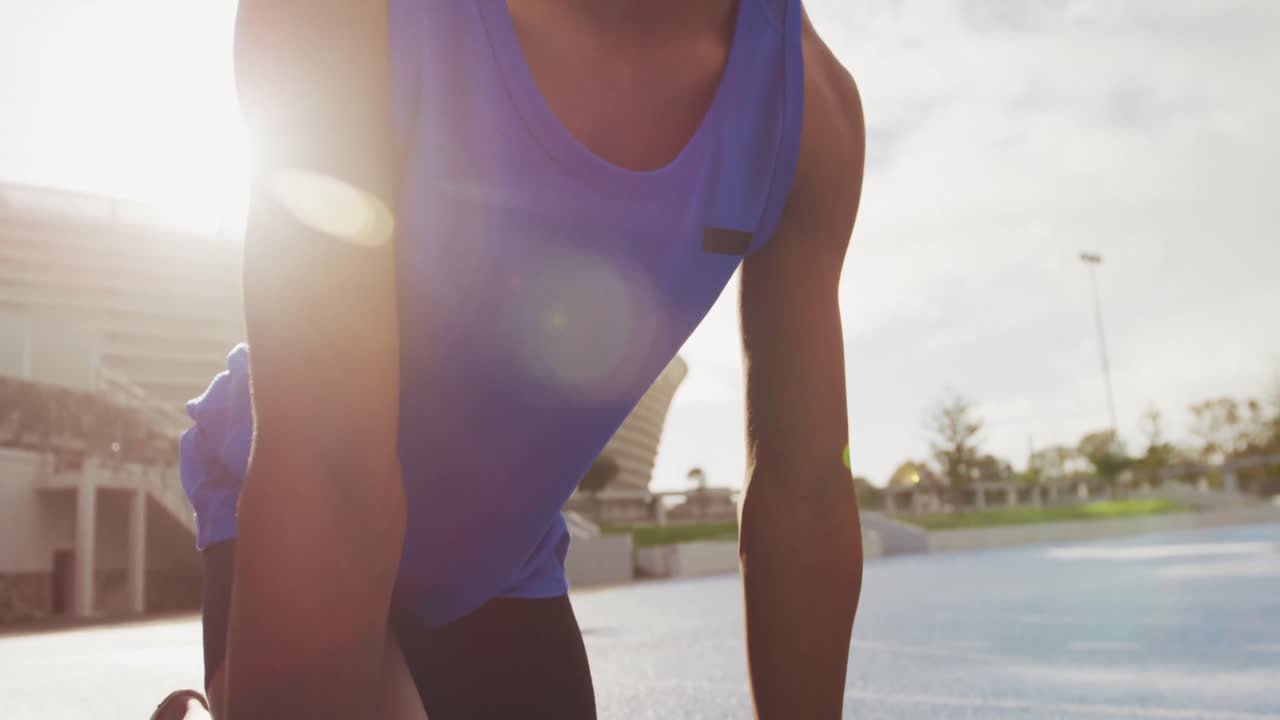 경기장 에 있는 아프리카계 미국인 운동 선수 의 측면 전망