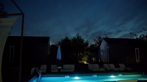 Piscina-Con-Tumbonas-Fuera-De-La-Ciudad.-Descanso-En-La-Casa-De-Campo.