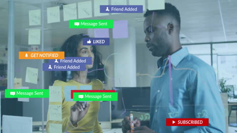 Animación-De-Barras-De-Notificación-Sobre-Diversos-Compañeros-De-Trabajo-Discutiendo-Estrategias-En-Una-Pared-De-Vidrio