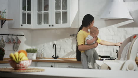 madre y bebé en la cocina