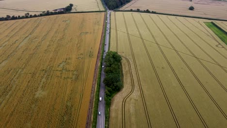 4K-Drohnenvideo,-Das-Auf-Einer-Ruhigen-Landstraße-In-Kent,-England,-über-Die-Spitze-Fliegt