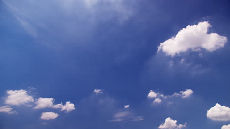 부풀어 오르는  ⁇ 색 구름 cotton candy cumulus cloudscape beautiful sunny clear blue sky background in summer sunlight n sunray at sunshine day