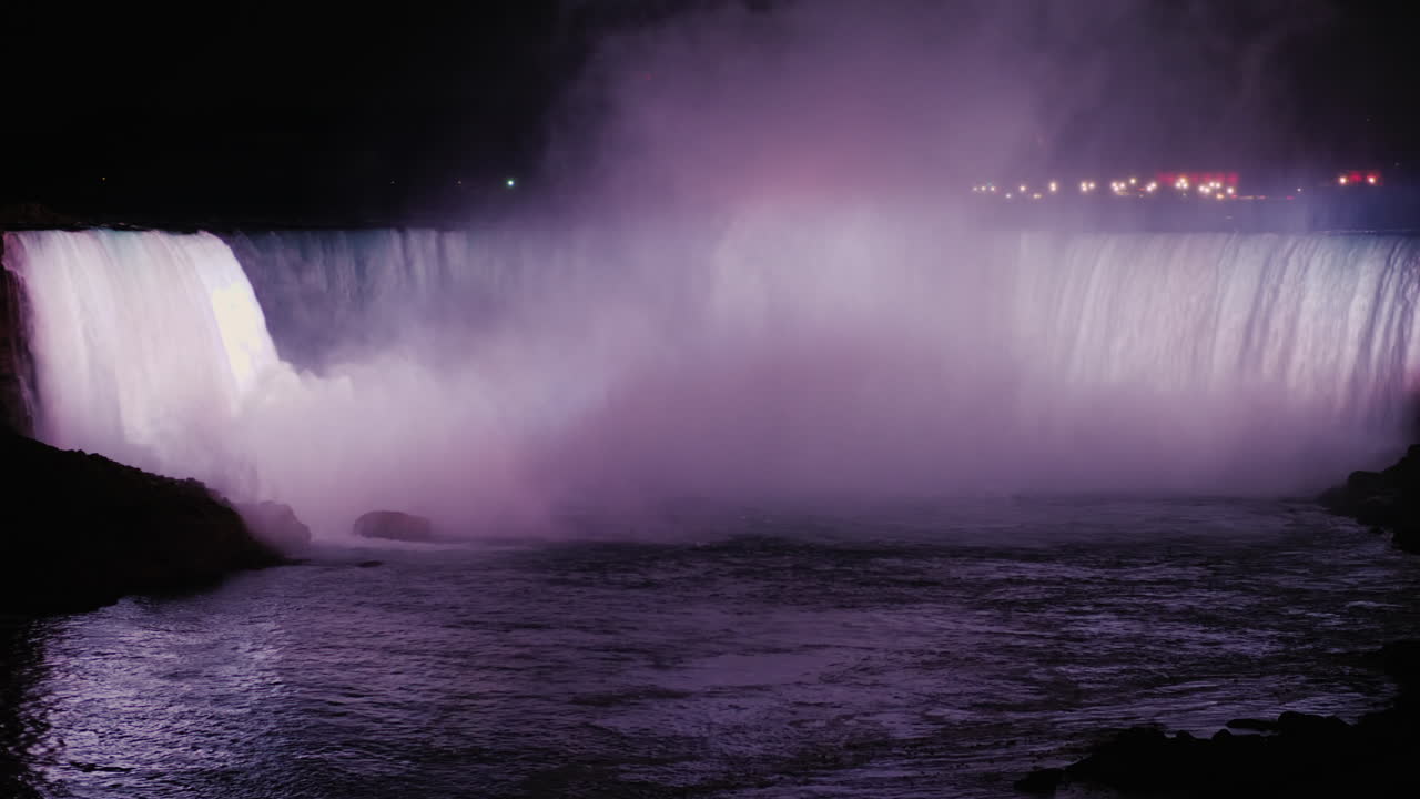 밤에 빛나는 나이아가라 폭포