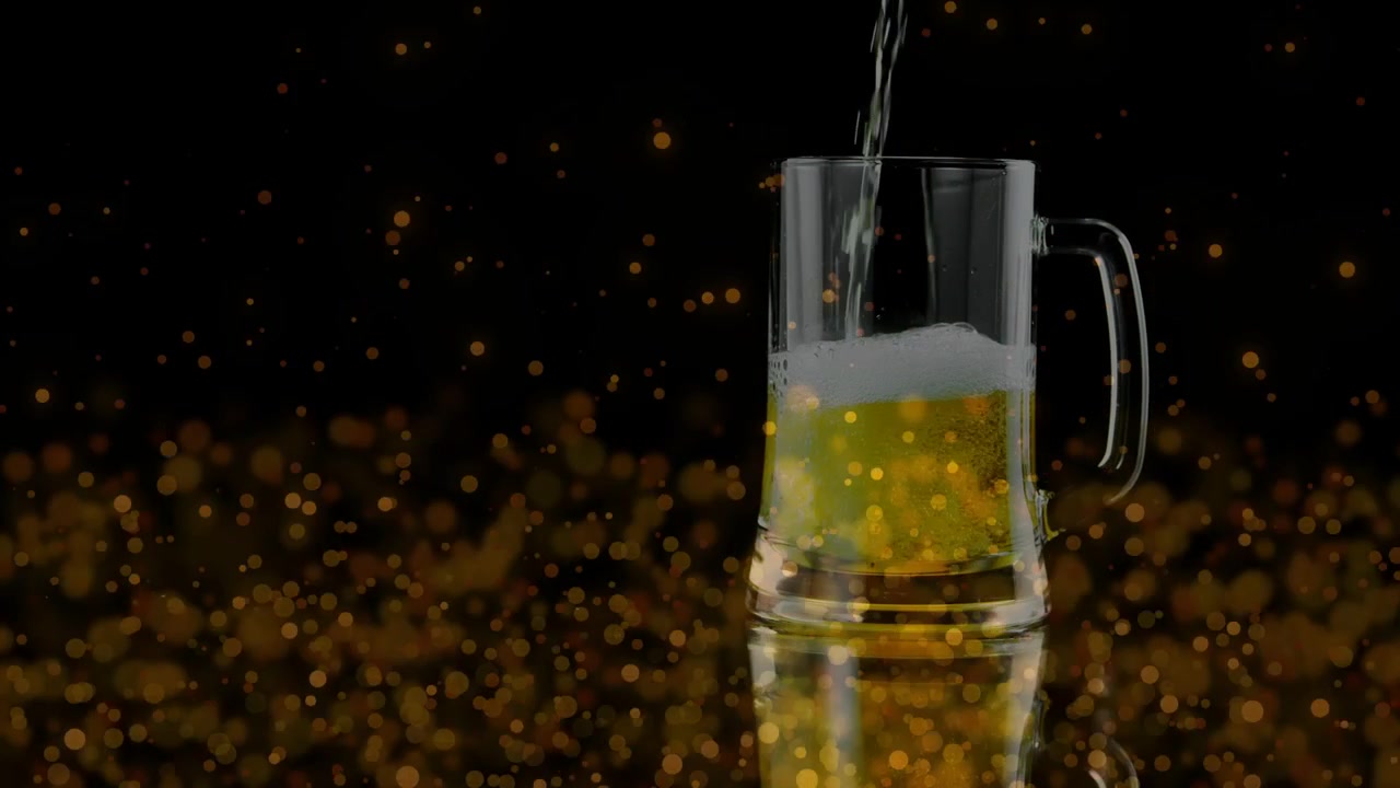 Flusso dall'alto che si versa in una tazza di vetro, riempiendola di liquido dorato e schiuma, per il marketing di bevande.