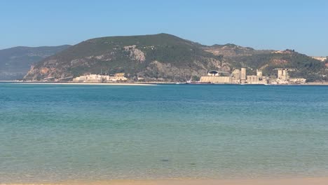 Playa-De-Arena-Blanca-De-La-Costa-Del-Océano-Perfecto-Movimiento-Lento-De-Las-Olas-Chocan-En-La-Orilla