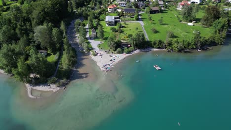 Drone-Shot-Suiza-Naturaleza-Atracción-Natural-En-La-Europa-Alpina-Maravilloso-Paisaje-Volar-Alrededor-De-La-Ciudad-Montaña-En-El-Fondo-Y-Barco-Ocio-Club-Náutico-Vacaciones-Al-Aire-Libre-Fin-De-Semana-En-El-Lago-Walensee