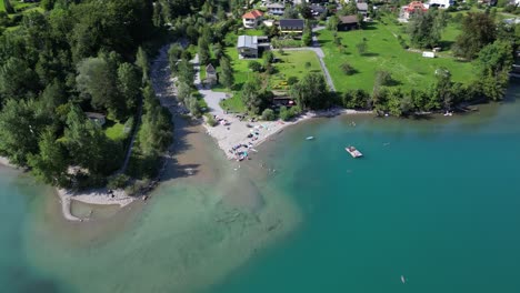 drone tiro suiza naturaleza atracción natural en la europa alpina paisaje maravilloso volar alrededor de la ciudad montaña en el fondo y barco ocio club de yates vacaciones al aire libre fin de semana en el lago walensee