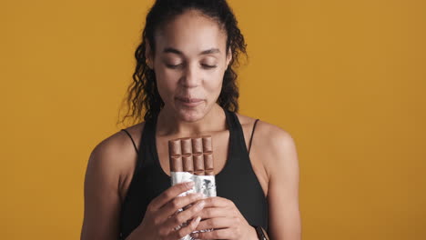 una mujer afroamericana feliz sobre un fondo amarillo.