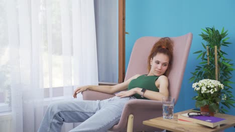 una mujer feliz acostada en el sofá. está descansando.