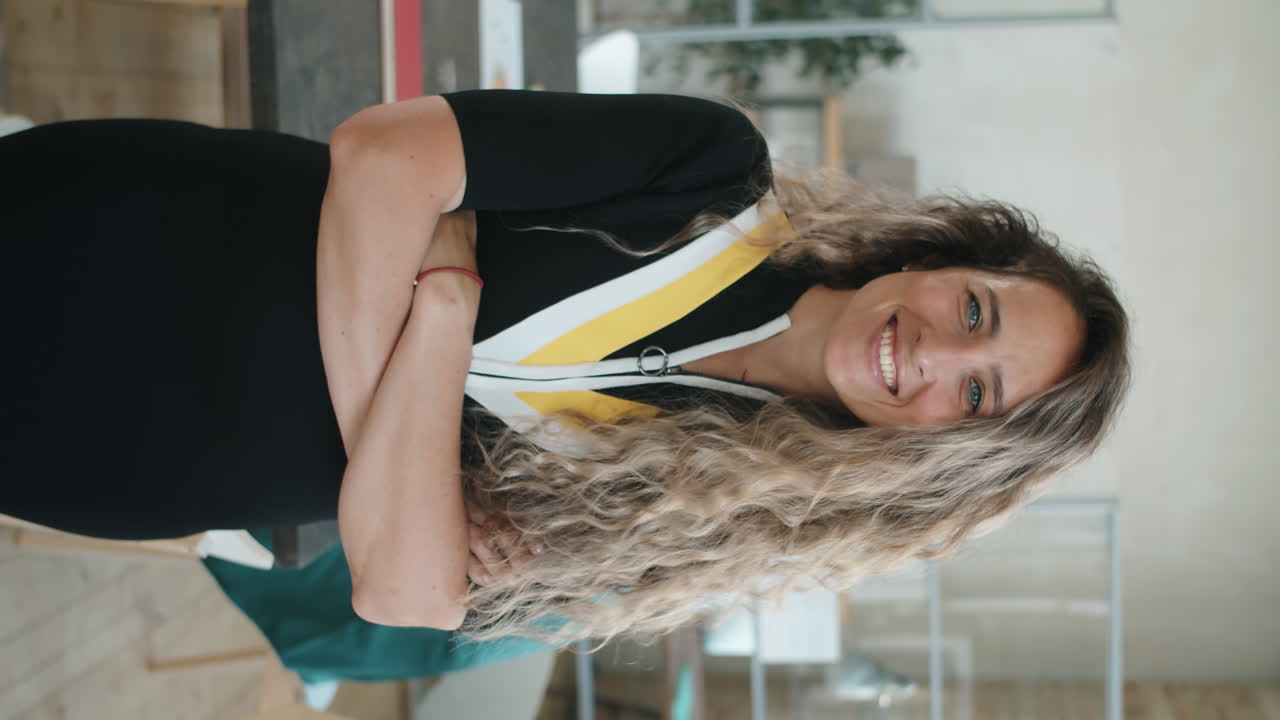 hermosa mujer de negocios sonriendo y posando para la cámara en la oficina