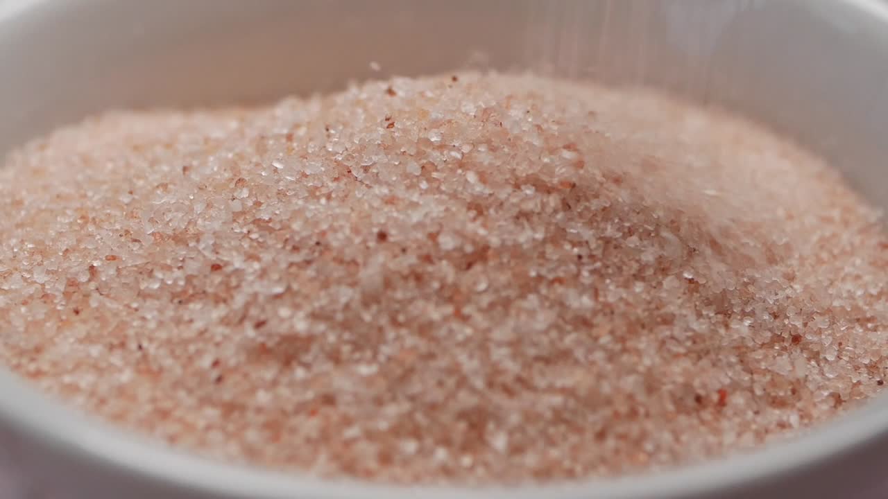 sal rosada en un cuenco