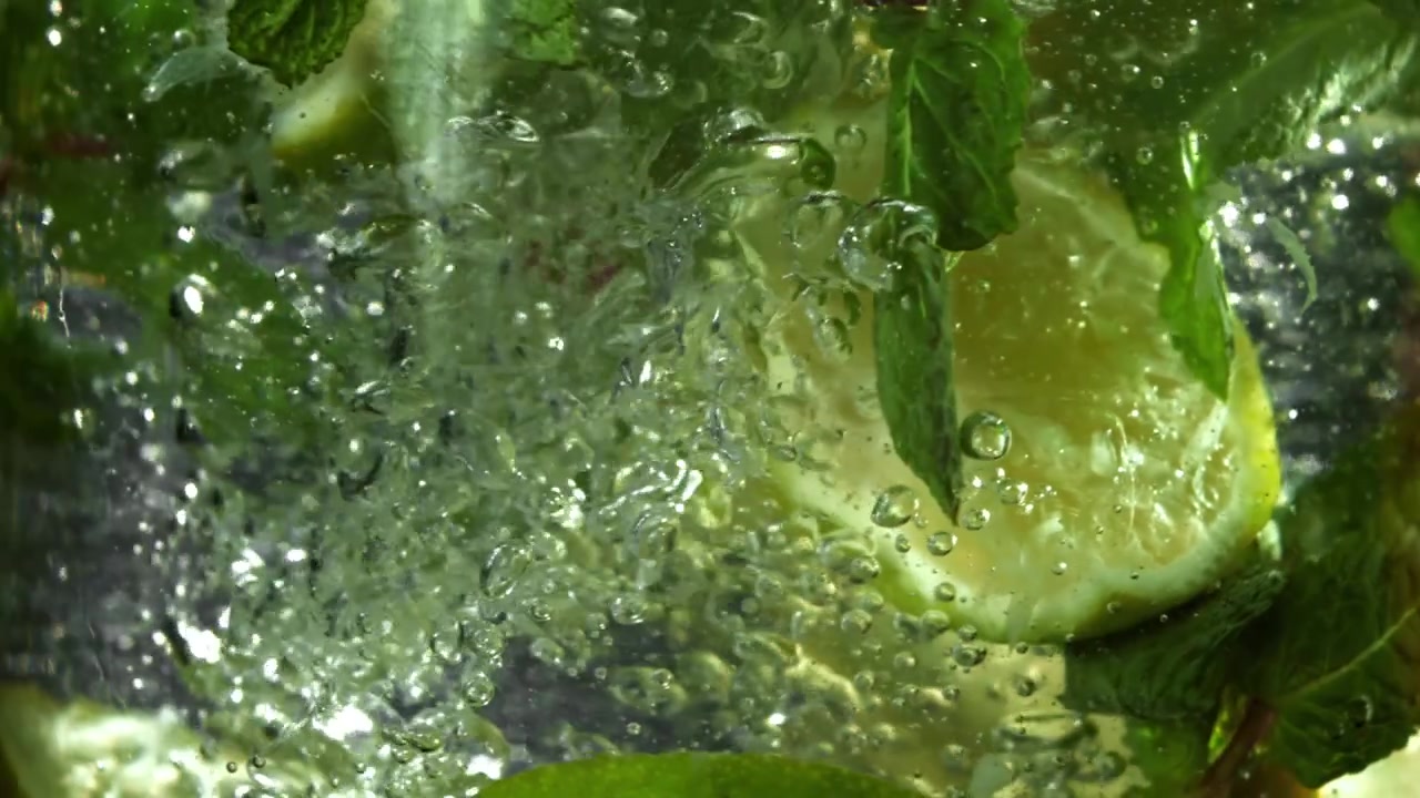 Lime fresco e foglie di menta in acqua frizzante con bollicine