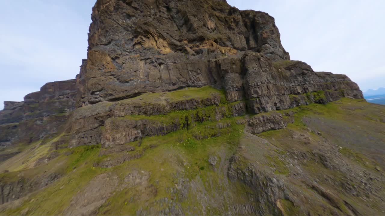 vuelo de proximidad con drones fpv en una montaña de montaña en islandia
