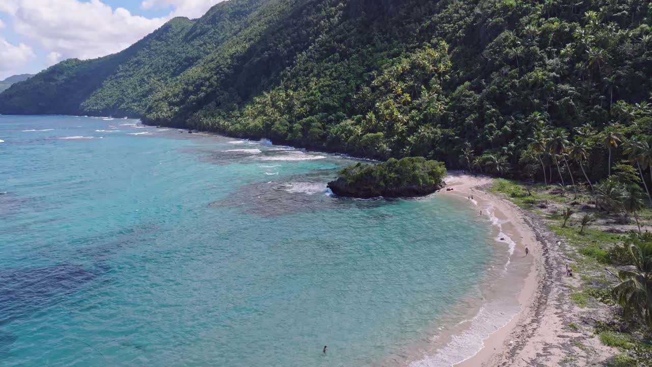 establecedor aéreo playa ermitanos con costa rural y turistas de baño