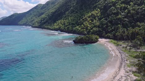 Antenne-Establisher-Playa-Ermitanos-Mit-Ländlichen-Küste-Und-Badetouristen