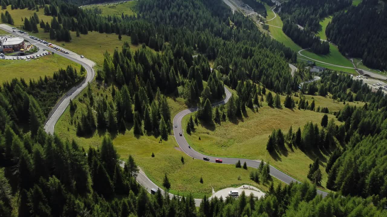 una toma de avión no tripulado hacia atrás de la gran carretera de los dolomitas en italia