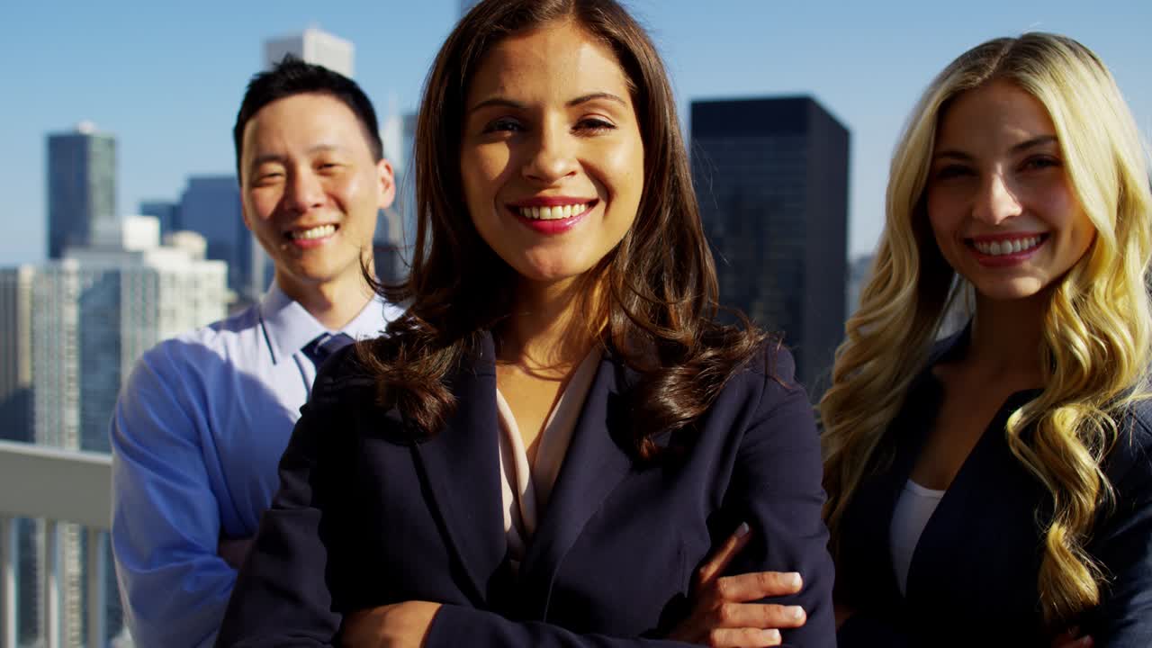 retrato de gerentes de negocios étnicos en el techo de chicago