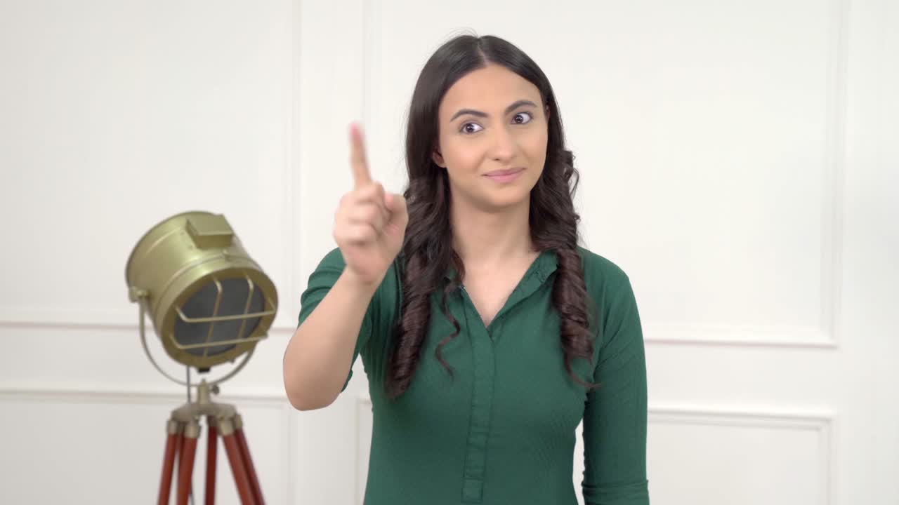 chica india feliz mostrando los pulgares hacia arriba