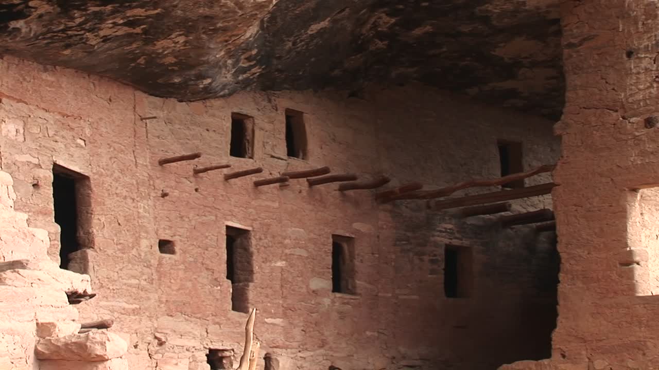 plano medio de las ruinas de las viviendas de los acantilados de los nativos americanos en el parque nacional mesa verde