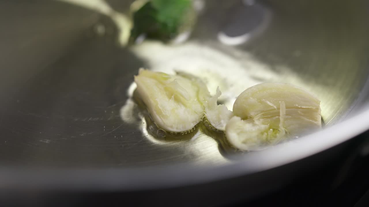 김 비 에 기름 이 는 마늘 과 스파나치 의 근접적 인 모습