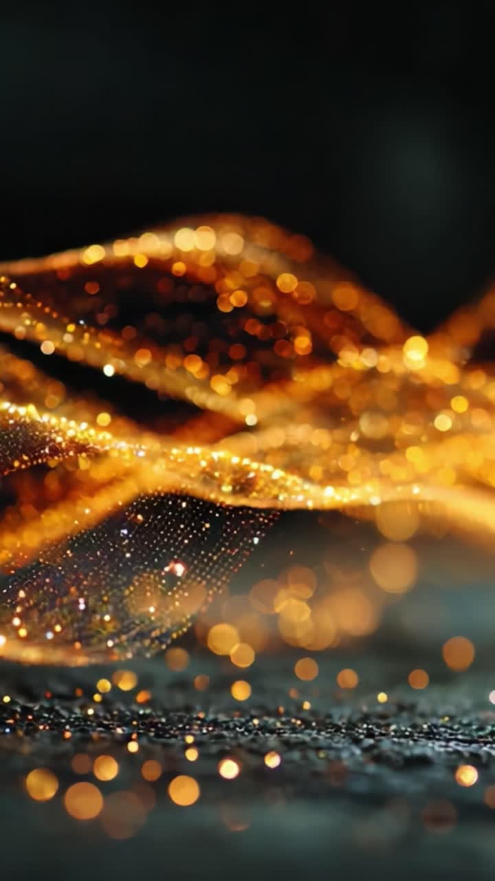 Un’affascinante danza di luce e texture: onde dorate scintillanti che creano una sinfonia visiva di eleganza e luminosità, catturata in splendidi dettagli ravvicinati
