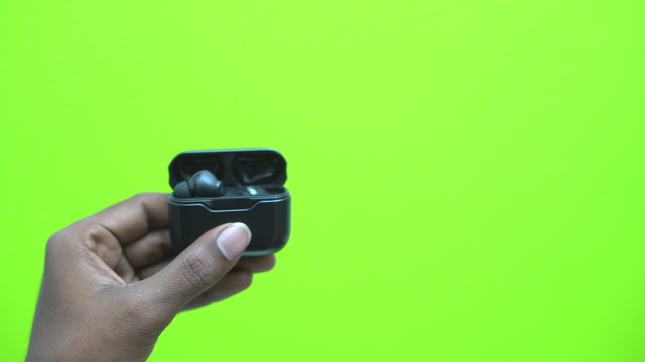 usando ear black buds sound para auriculares inalámbricos con mano y croma