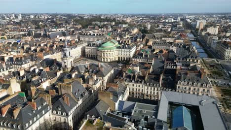 panorama de rennes con la ópera y el ayuntamiento en la plaza mairie, francia