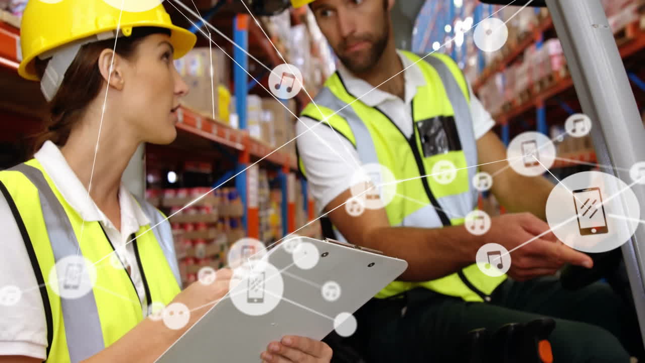 animación de la red de conexiones con iconos sobre trabajadores caucásicos hablando en el almacén