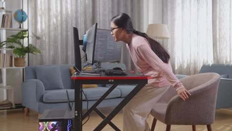 mujer codificando en casa