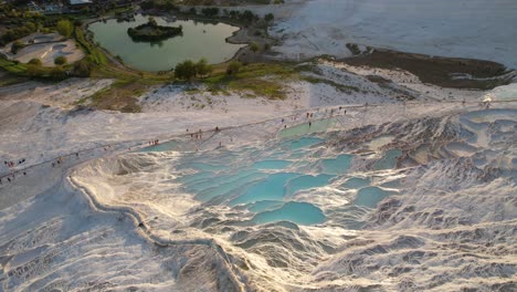 vista aérea de calizas blancas y piscinas termales en pamukkale, turquía