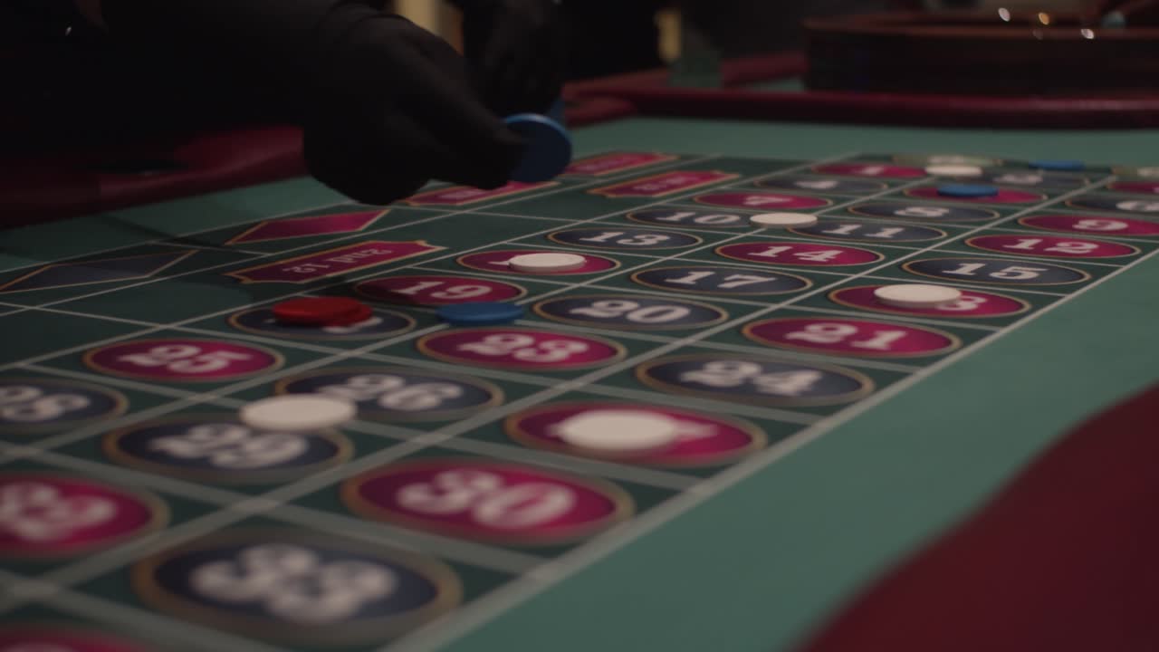 personas que hacen apuestas en la mesa de ruleta con fichas en cámara lenta