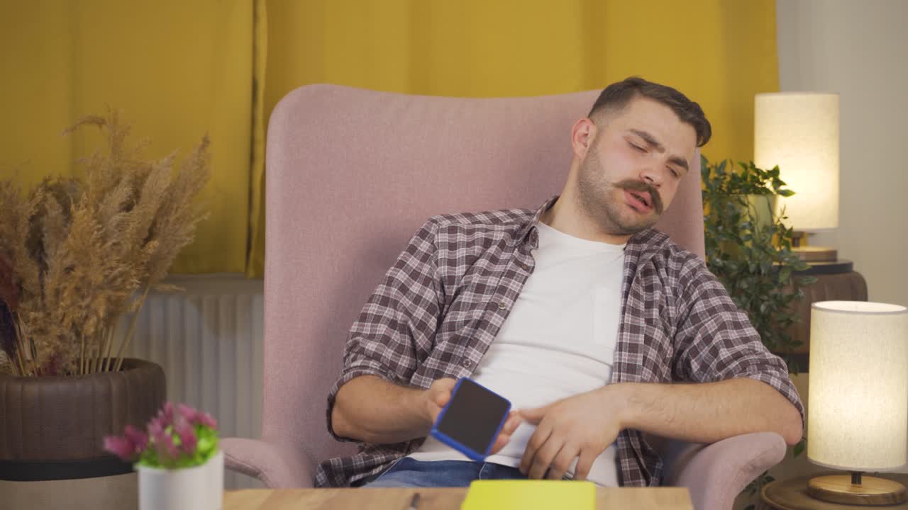 헤어지는 문자를 받는 남자는 화가 난다.