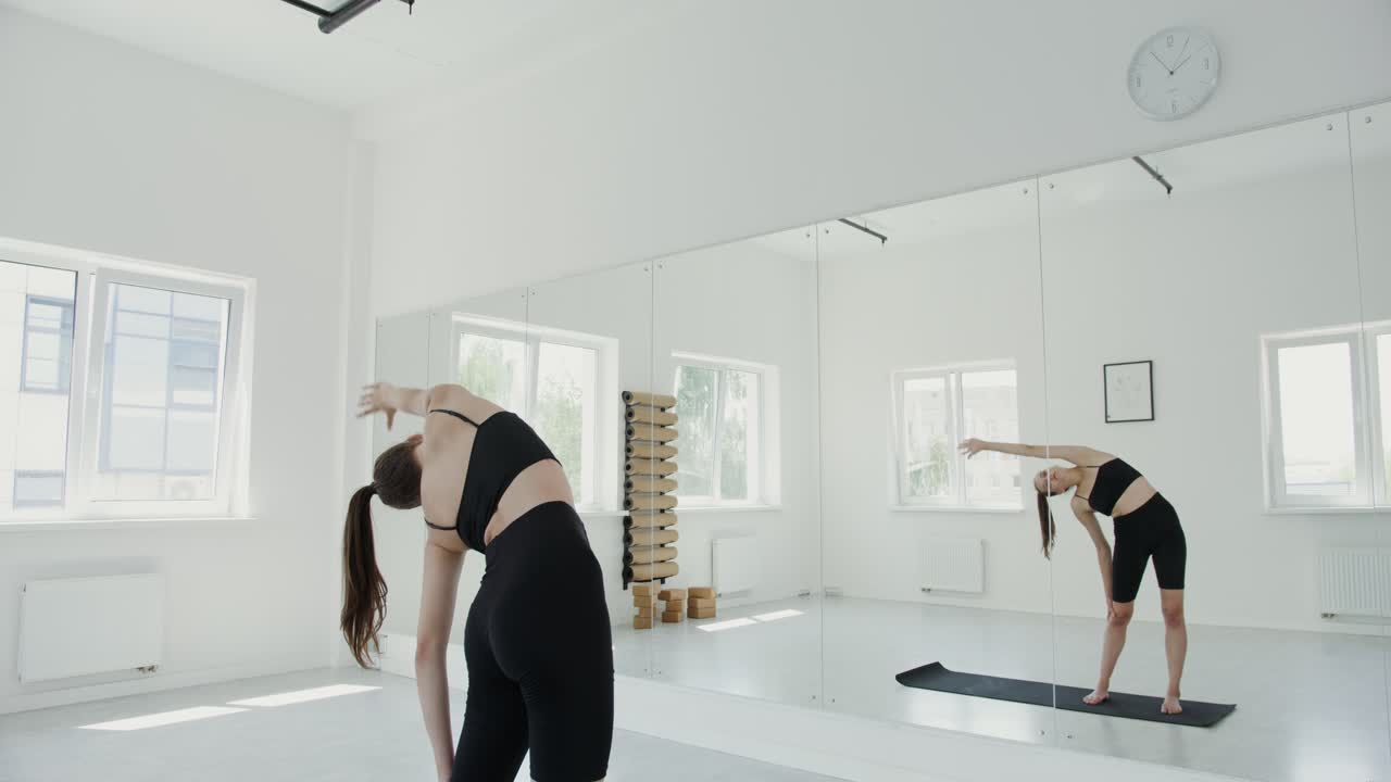 스튜디오 에서 요가 를 연습 하는 여자