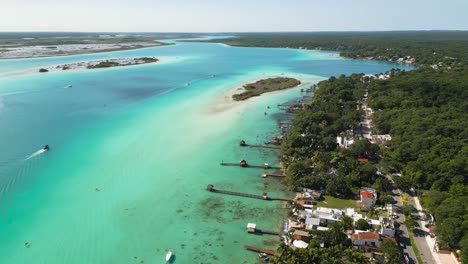 Sieben-Farben-Lagune-See-In-Mexiko-Bacalar-Luftaufnahmen