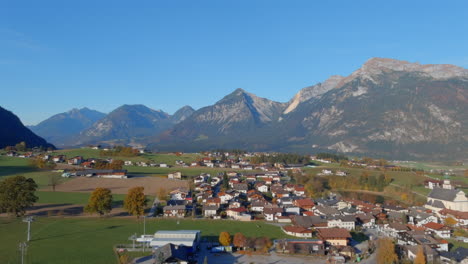 sobrevuelo relajante hacia el pintoresco pueblo en tirol, austria, tiro inferior del dron