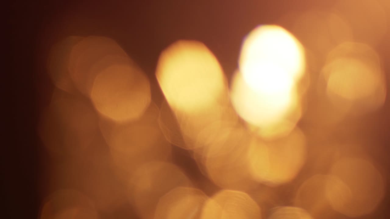 Varma gyllene bokeh-ljus som dyker upp och försvinner