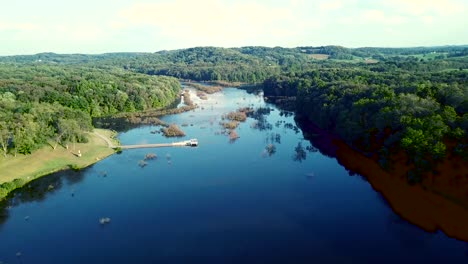 Drohnenüberflug-Eines-Sees-Mit-Angelsteg