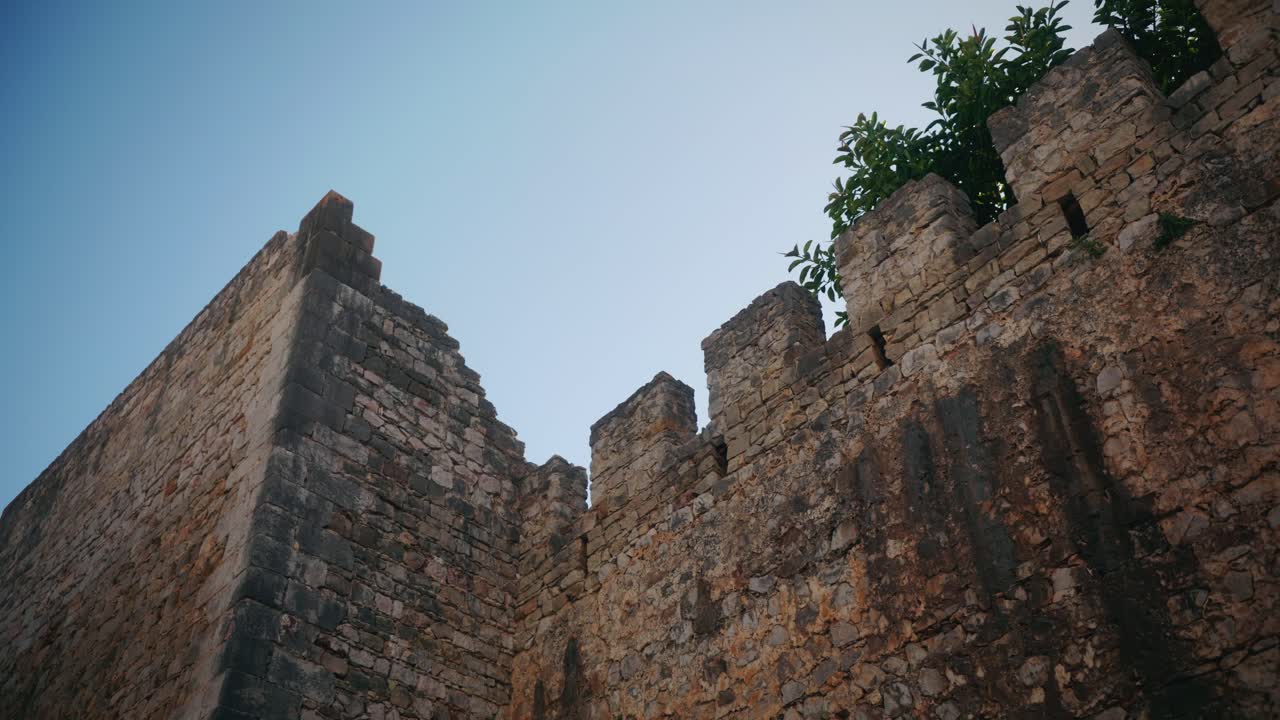 Vista cercana de muros de fortaleza de piedra históricos contra el cielo.