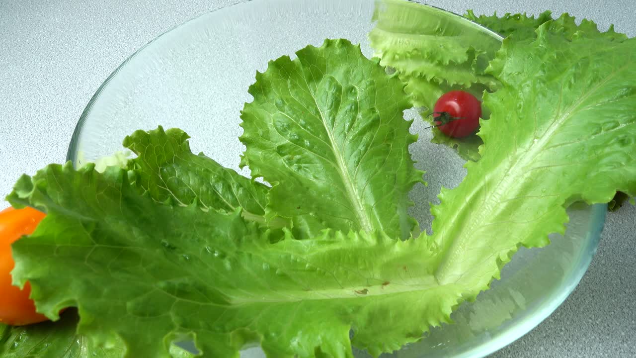 Putoavat salaatinlehdet kulhossa