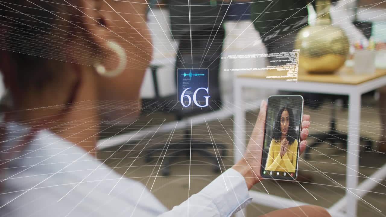 animación de procesamiento de datos sobre una mujer afroamericana haciendo una videocall en un teléfono inteligente en la oficina