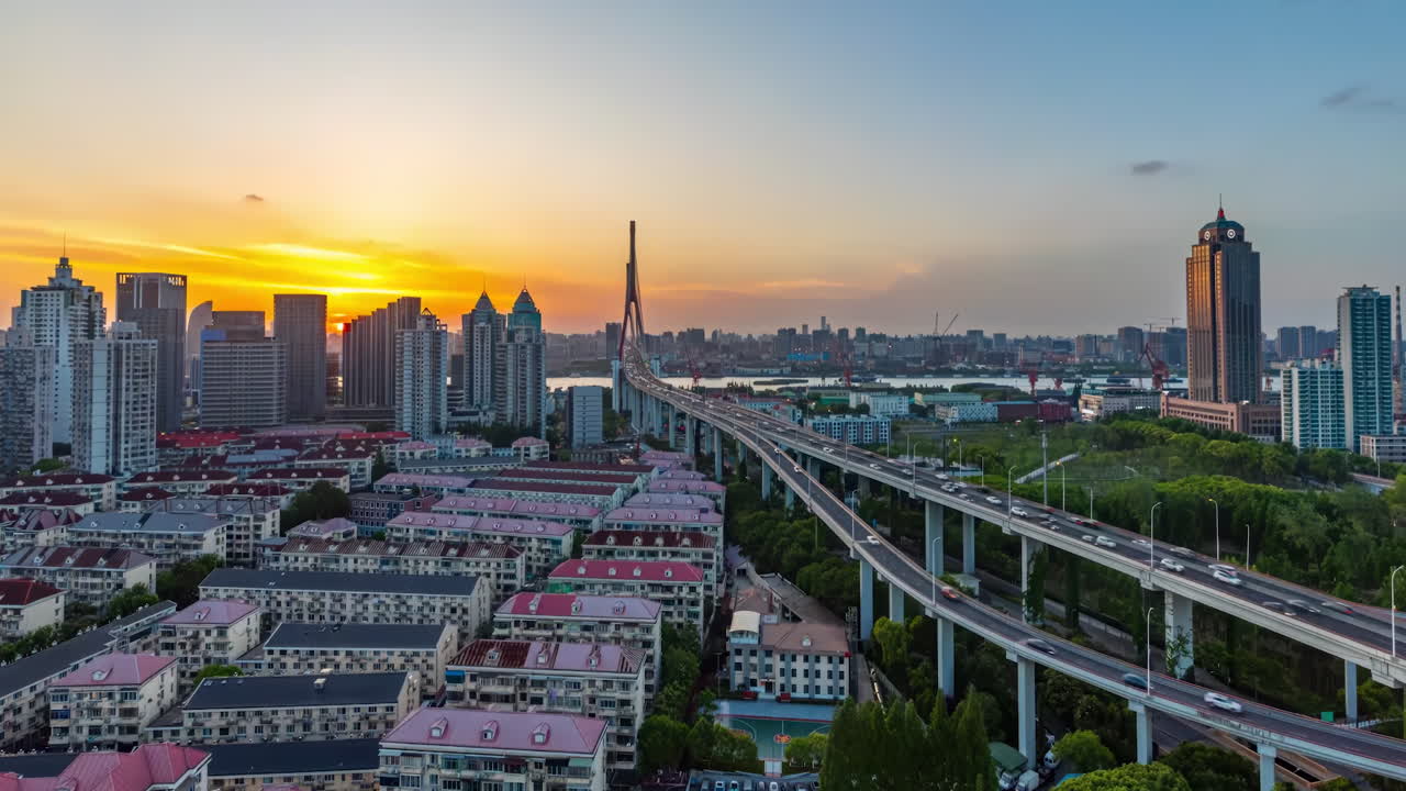 timelapse horizonte naranja cielo puesta de sol sobre el paisaje urbano edificios de gran altura arquitectura moderna en el distrito financiero, oficinas corporativas cerca del puente coches vehículos siguiendo