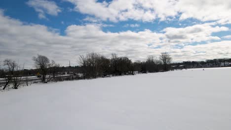 Hombre-Pescando-En-El-Hielo-En-Un-Lago-Congelado-En-Muskegon,-Mi