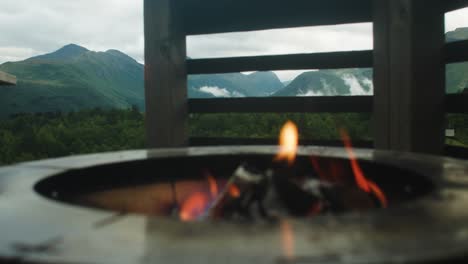 Primer-Plano-De-Fuego-Con-Montañas-En-El-Fondo