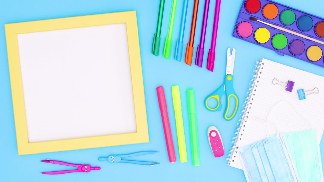 학교로 돌아가는 제목은 학교 서류와 함께 파란색 테마에 노란색 프레임 안에 나타납니다.