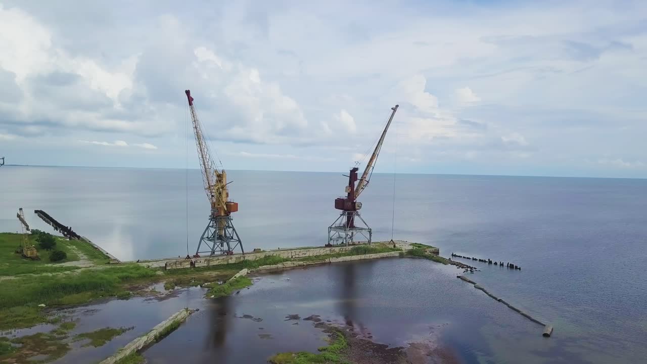 два старых ржавых крана в морском порту 01