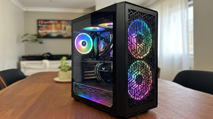Gaming computer setup med RGB-belysning og højtydende hardwarekomponenter